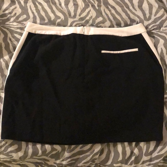 🌟Banana Republic Black & White Skirt🌟 - Picture 4 of 6